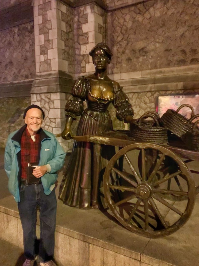 Dad and Molly Malone Statue in Dublin